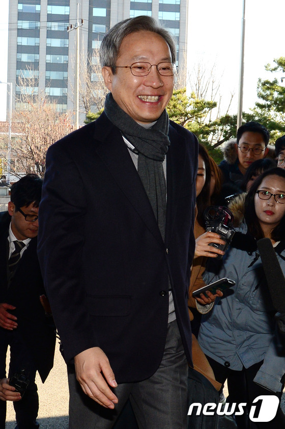 미소 지으며 출근하는 강일원 헌법재판관