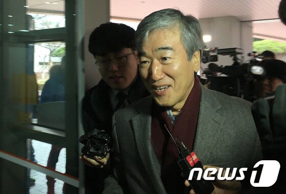 본문 이미지 - 12일 오전 해운대 엘시티(LCT) 시행사 엘시티AMC 대표를 지낸 정기룡(59) 부산시 전 경제특보가 피의자 신분으로 부산지검에 출두하고 있다. 2016.12.12/뉴스1 ⓒ News1 여주연 기자