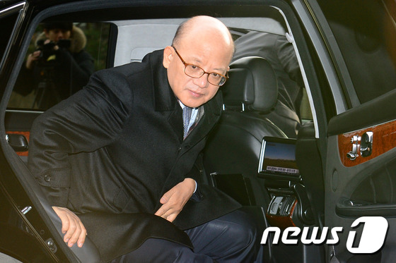 출근하는 박한철 헌법재판소장