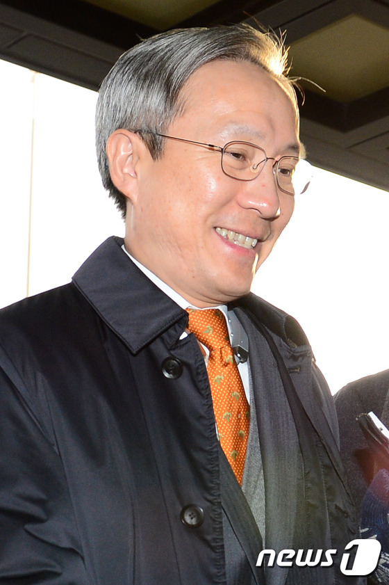 미소 지으며 출근하는 강일원 헌법재판관