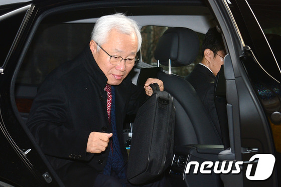 헌법재판소로 출근하는 김창종 헌법재판관