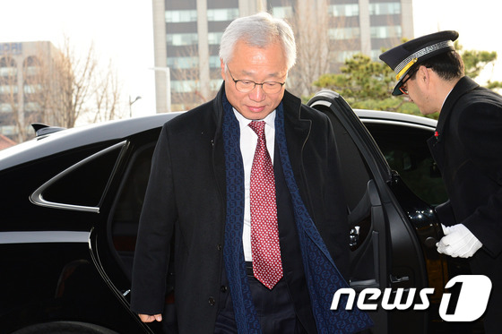 출근하는 김창종 헌법재판관