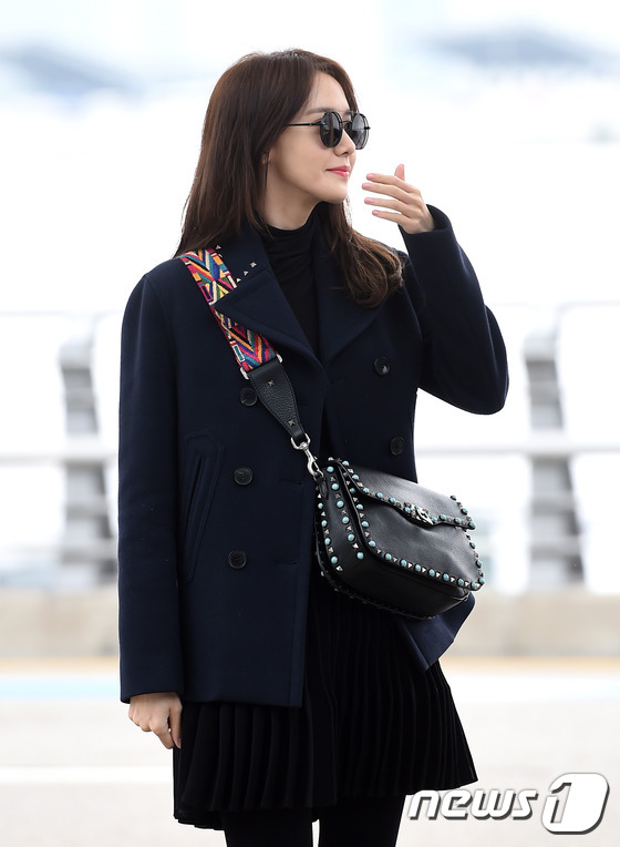 (인천공항=뉴스1스타) 고아라 기자 = 소녀시대 윤아가 13일 오전 해외 일정차 인천국제공항을 통해 중국 상하이로 출국하고 있다.