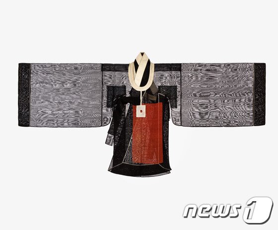 본문 이미지 - 흑초의(黑綃衣), 1870년대, 중요민속문화재 제13호. 종묘와 사직 등 국가 제사를 드릴 때 입은 제복(祭服)의 겉옷으로, 흑색의 관복은 ‘격식’과 ‘위엄’을 드러낸다.ⓒ News1