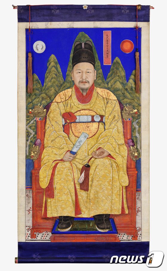 본문 이미지 - 고종황제 어진(高宗皇帝 御眞), 1920년대, 원광대학교박물관, 전라북도 시도유형문화재 제220호. 석지 채용신(石芝 蔡龍臣, 1850-1941)이 그린 고종황제 어진이다. 뒤쪽에는 일월오봉도(日月五峰圖)가 둘러져 있다. 고종황제가 황제의 색으로 인식된 노란색 곤룡포(袞龍袍)를 입고 익선관(翼善冠)을 쓰고 있다.ⓒ News1