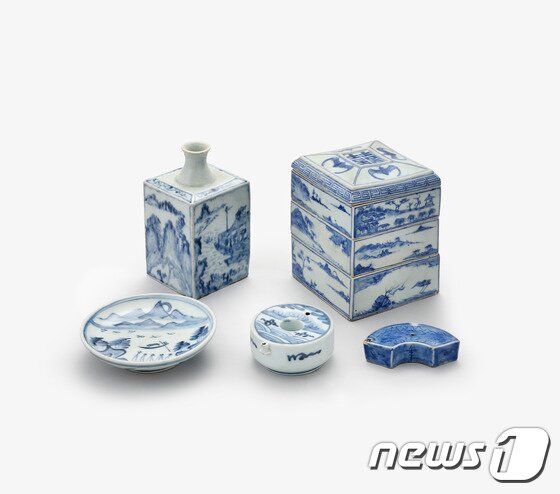 본문 이미지 - 청화백자(靑華白磁), 조선 후기, 국립민속박물관 호림박물관. 청화백자는 백자에 푸른색의 안료로, 푸른색의 산수(山水), 사군자, 화초 등을 표현하였다. 자연과 더불어 사는  삶을 지향한 조선시대 선비들은 청화백자로 만든 문방구와 일상용품을 항상 주변에 두고 감상하고자 했다. ⓒ News1