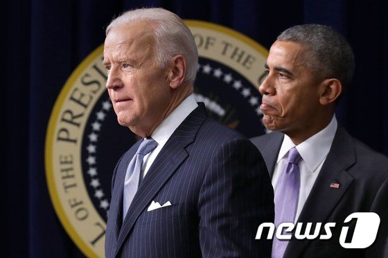 본문 이미지 - 2016년 12월 당시 버락 오바마 미국 대통령과 조 바이든 부통령이 워싱턴DC 아이젠하워 행정동 빌딩에서 상원을 통과한 '21세기 치유법안’ 에 서명하기에 앞서 연설을 하고 있다. ⓒ AFP=뉴스1 ⓒ News1 우동명 기자