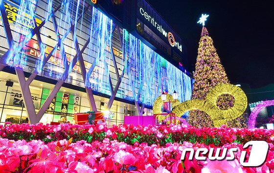 본문 이미지 - 화려한 조명으로 가득한 방콕의 크리스마스.(이미지제공=스카이스캐너)ⓒ News1
