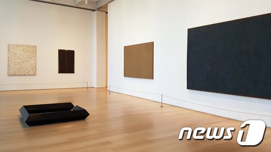 본문 이미지 - 미국 시카고미술관 단색화 작품 설치 전경. (국제갤러리 제공) ⓒ News1