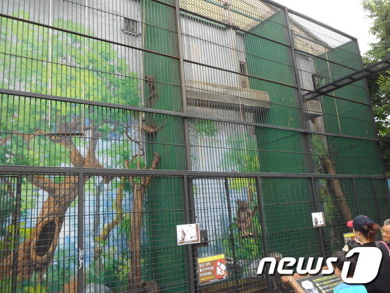 본문 이미지 - 경기 고양시에 위치한 한 동물원의 ‘원숭이풍부화장’이라는 이름의 먹이주기 체험시설. 무엇이 풍부화를 위한 시설인지, 어떤 풍부화를 하고 있는지 전혀 알 수 없다. (사진 최혁준) ⓒ News1