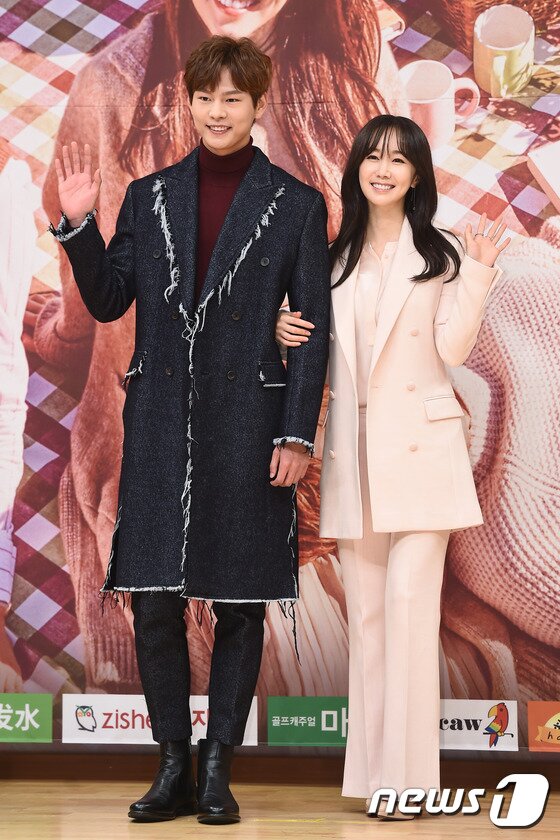 본문 이미지 - 배우 박선호, 김민서(오른쪽)가 14일 오후 서울 목동 SBS에서 열린 아침연속극 ‘아임쏘리 강남구’(극본 안홍란 / 연출 김효언) 제작발표회에서 커플 포즈를 취하고 있다. ⓒ News1star 고아라 기자