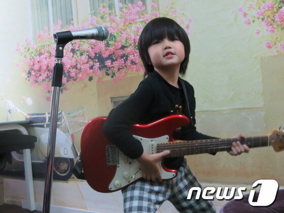 본문 이미지 - '키즈걸' 멤버 기타 김테루(7)군.ⓒ News1