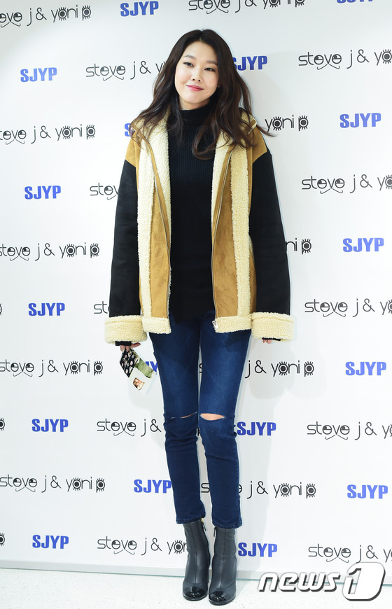 (서울=뉴스1스타) 권현진 기자 = 배우 한혜진이 14일 오후 서울 명동의 한 매장에서 열린 포토행사에 참석해 포즈를 취하고 있다.