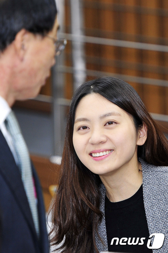 (서울=뉴스1) 사진공동취재단 = 신보라 전 청와대 간호장교가 14일 오후 국회에서 열린 '박근혜 정부의 최순실 등 민간인에 의한 국정농단 의혹사건 진실규명을 위한 국정조사특위 제 …