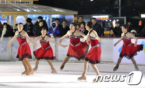 (서울=뉴스1) 신웅수 기자 = 14일 오후 서울 영등포구 여의도공원에 개장한 여의아이스파크에서 싱크로나이즈드 피겨팀 엔젤스가 개장 축하 공연을 하고 있다.올해 대규모 촛불집회로 …