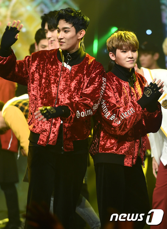 (일산=뉴스1스타) 고아라 기자 = 세븐틴 도겸, 우지(오른쪽)가 14일 오후 경기도 고양시 일산동구 장항동 MBC드림센터에서 열린 MBC 뮤직 '쇼 챔피언'(쇼챔)에 출연해 1위 …