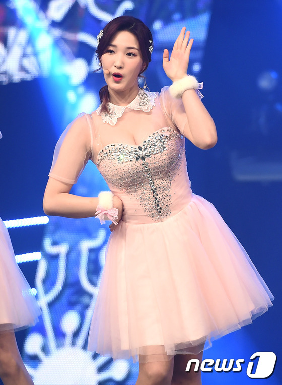 (일산=뉴스1스타) 고아라 기자 = 라붐 율희가 14일 오후 경기도 고양시 일산동구 장항동 MBC드림센터에서 열린 MBC 뮤직 '쇼 챔피언'(쇼챔)에 출연해 매력을 발산하고 있다. …