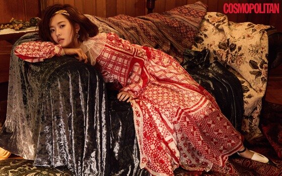 본문 이미지 - 고아라가 여성스러운 매력을 뽐냈다. ⓒNews1star / 코스모폴리탄