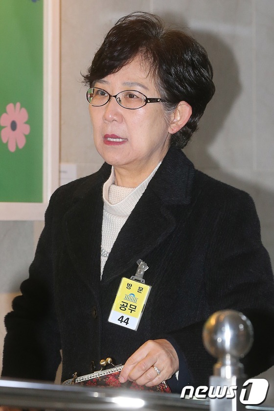 (서울=뉴스1) 사진공동취재단 = 최원자 이화여대 교수가 15일 오전 서울 여의도 국회에서 열린 '박근혜 정부의 최순실 등 민간인에 의한 국정농단 의혹사건 진상규명을 위한 국정조사 …