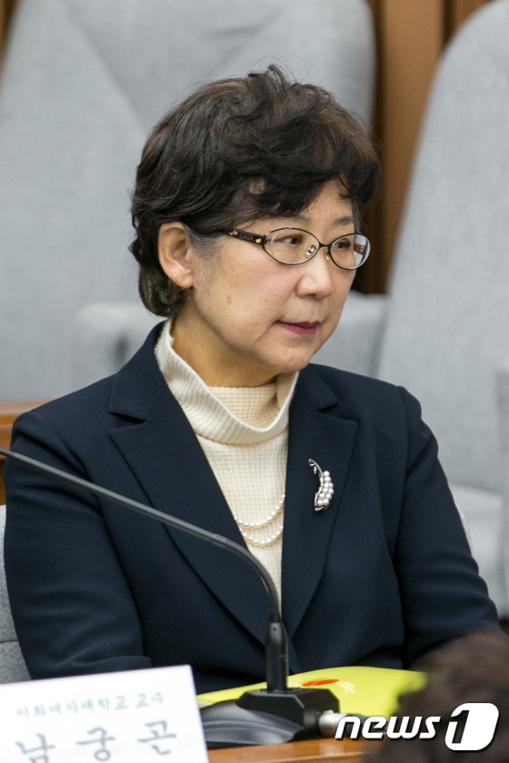 (서울=뉴스1) 사진공동취재단 = 최원자 이화여대 교수가 15일 오전 서울 여의도 국회에서 열린 '박근혜 정부의 최순실 등 민간인에 의한 국정농단 의혹사건 진실규명을 위한 국정조사 …