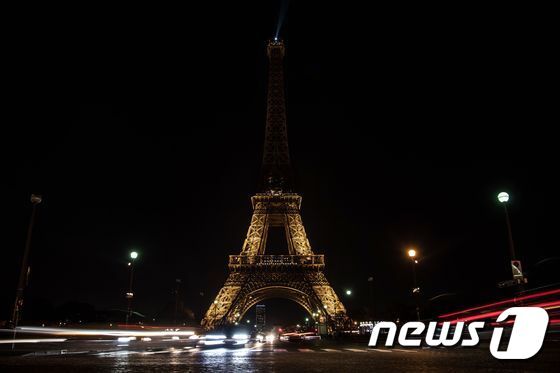 본문 이미지 - 파리의 에펠탑이 불을 끈 모습이 보인다. ⓒ AFP=뉴스1 ⓒ News1 우동명 기자