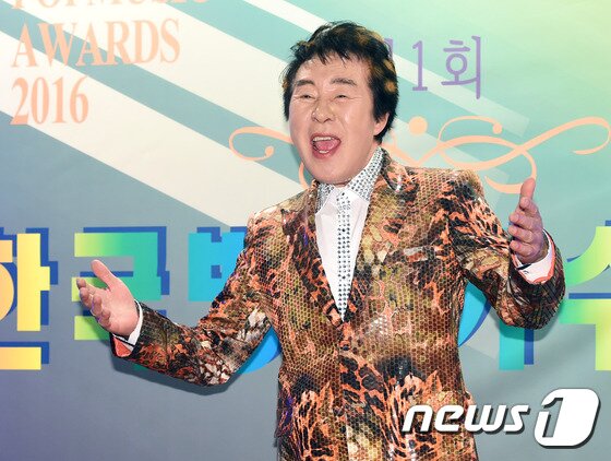 본문 이미지 - 가수 송대관이 15일 오후 서울 여의도 63시티 컨벤션에서 열린 ‘제1회 한국방송 가수대상’에 참석해 노래 한 소절을 부르고 있다. ⓒ News1 권현진 기자