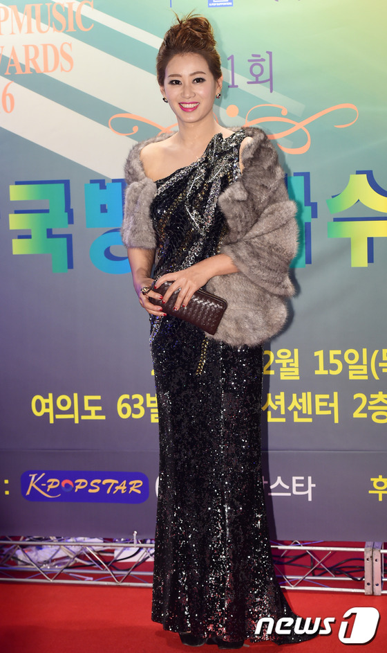 (서울=뉴스1스타) 권현진 기자 = 윤경화 아나운서가 15일 오후 서울 여의도 63시티 컨벤션에서 열린 ‘제1회 한국방송 가수대상’에 참석해 포즈를 취하고 있다.‘제1회 한국방송 …