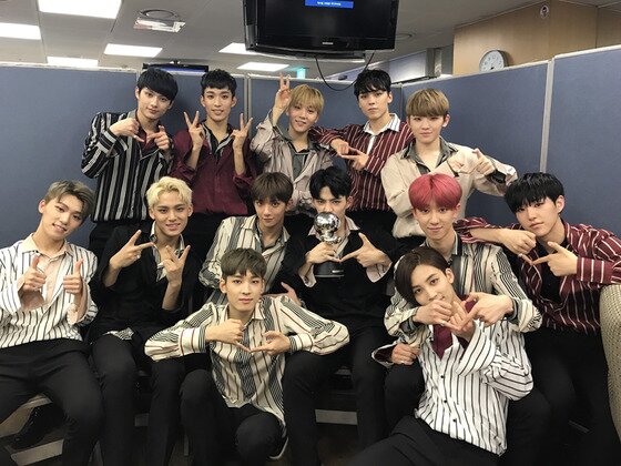 본문 이미지 - 세븐틴이 '엠카' 1위에 감사한 마음을 전했다. ⓒ News1star / 세븐틴 공식 SNS