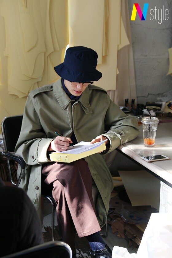 본문 이미지 - N스타일과 인터뷰 중인 디자이너 김원중 / 뉴스1 ⓒ News1 강고은 에디터