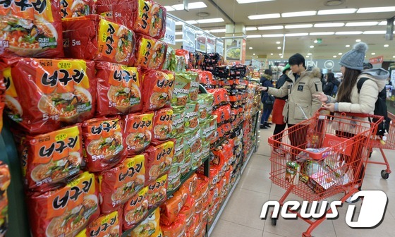 (서울=뉴스1) 박지혜 기자 = 맥주와 탄산음료, 빵에 이어 대표적인 서민식품인 라면 가격까지 뛰어오르면서 장바구니 물가에 비상이 걸린 16일 서울의 한 대형마트 라면코너에 농심브 …