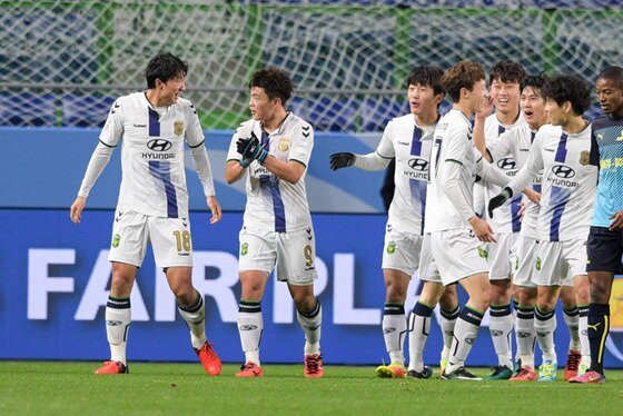 본문 이미지 - 클럽월드컵에 참가한 전북현대 선수들은 잘 정비된 잔디 위에서 인상적인 조직력 축구를 보여줬다. (전북현대 제공) ⓒ News1