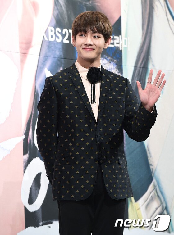 본문 이미지 - 방탄소년단 뷔(김태형)가 16일 오후 서울 논현동 임피리얼팰리스호텔에서 열린 KBS2 월화드라마 ‘화랑’ 제작발표회에 참석해 포즈를 취하고 있다. ⓒ News1star / 권현진 기자