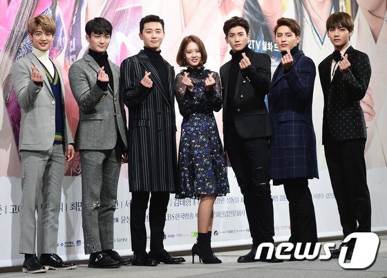 본문 이미지 - 16일 오후 서울 논현동 임피리얼팰리스호텔에서 열린 KBS2 월화드라마 ‘화랑’ 제작발표회에 참석한 배우 최민호, 조윤호, 박서준, 고아라, 박형식, 도지한, 김태형(왼쪽부터)가 하트를 그리고 있다. ⓒ News1star / 권현진 기자