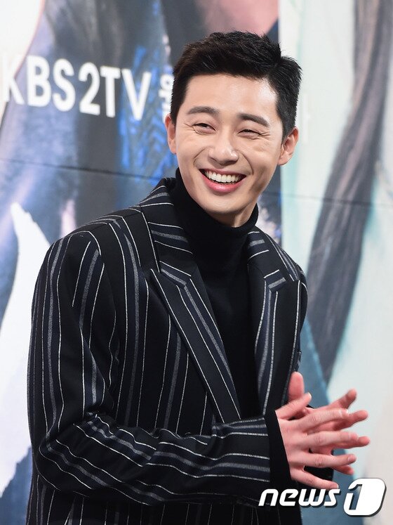 본문 이미지 - 배우 박서준이 16일 오후 서울 논현동 임피리얼팰리스호텔에서 열린 KBS2 월화드라마 ‘화랑’ 제작발표회에 참석해 미소를 짓고 있다. ⓒ News1star / 권현진 기자