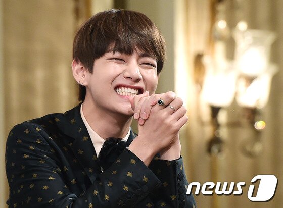 본문 이미지 - 방탄소년단 뷔(김태형)가 16일 오후 서울 논현동 임피리얼팰리스호텔에서 열린 KBS2 월화드라마 ‘화랑’ 제작발표회에 참석해 깨알 미소를 짓고 있다. ⓒ News1star / 권현진 기자