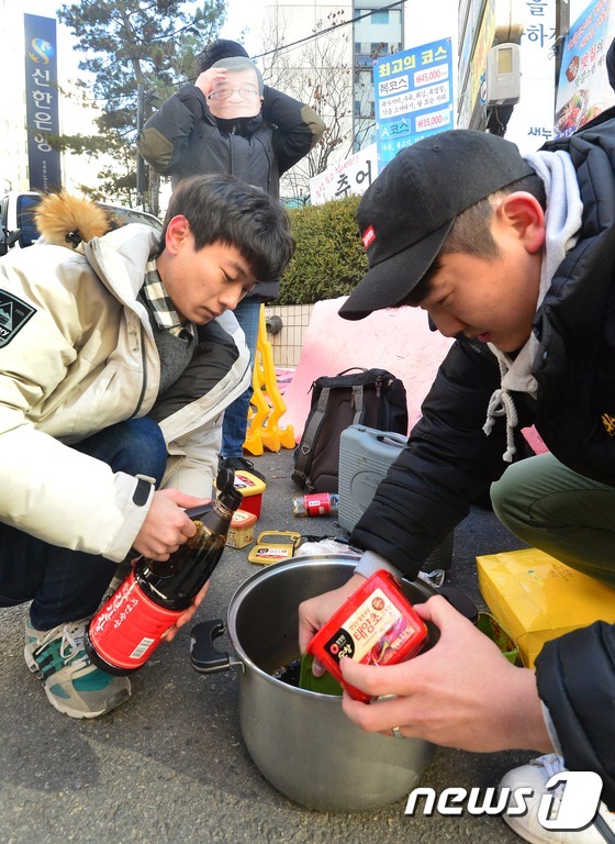 (서울=뉴스1) 민경석 기자 = 동국대학교 정치외교학과 학생회를 비롯한 총학생회 학생들이 16일 오후 서울 영등포구 여의도 새누리당사 앞에서 열린 '이정현 대표 사퇴와 약속 이행을 …