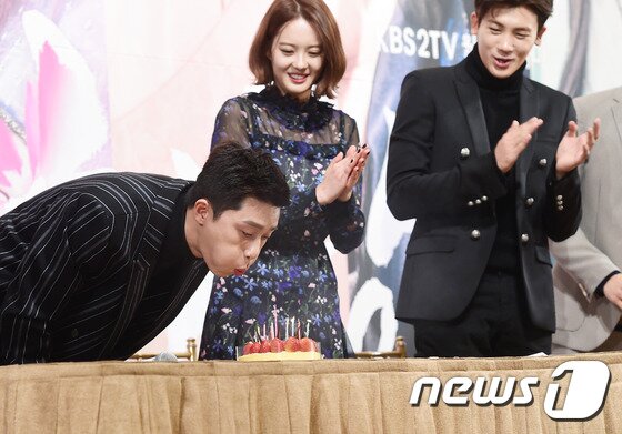 본문 이미지 - 생일을 맞은 배우 박서준(왼쪽)이 16일 오후 서울 논현동 임피리얼팰리스호텔에서 열린 KBS2 월화드라마 ‘화랑’ 제작발표회에서 동료들의 깜짝 생일 파티에 행복한 모습으로 촛불을 끄고 있다. ⓒ News1star / 권현진 기자