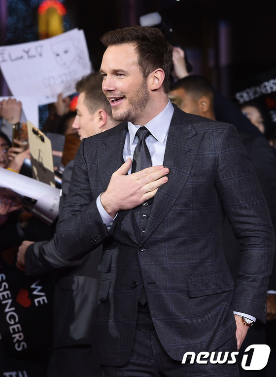 (서울=뉴스1스타) 고아라 기자 = 할리우드 배우 크리스 프랫이 16일 오후 서울 영등포 타임스퀘어 아트리움에서 열린 영화 '패신저스'(감독 모튼 틸덤) 레드카펫 행사에 참석해 팬 …