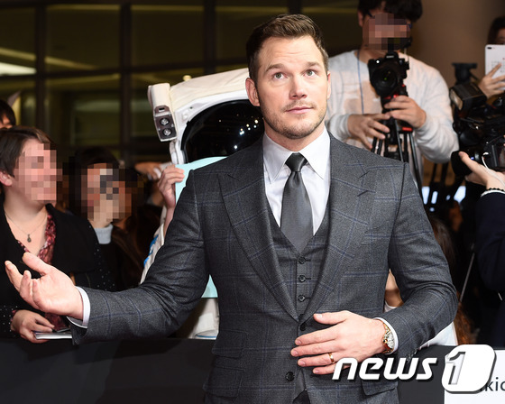 (서울=뉴스1스타) 고아라 기자 = 할리우드 배우 크리스 프랫이 16일 오후 서울 영등포 타임스퀘어 아트리움에서 열린 영화 '패신저스'(감독 모튼 틸덤) 레드카펫 행사에 참석해 매 …