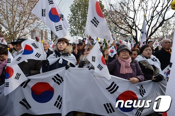 헌재 앞 보수단체 태극기집회