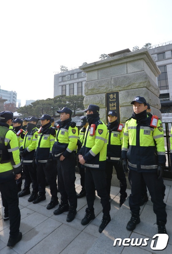 헌법재판소 둘러싼 경찰