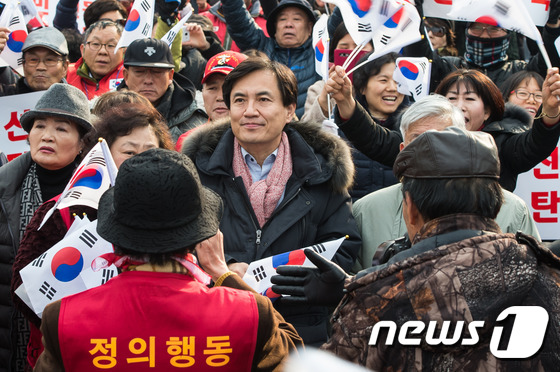 보수단체 집회 참석한 김진태 의원