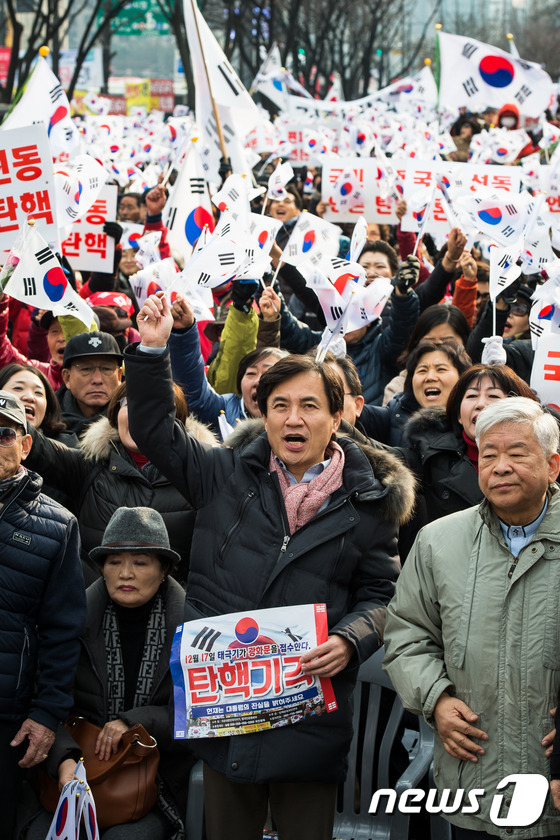 구호 외치는 김진태 의원
