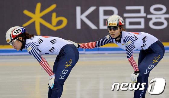 (강릉=뉴스1) 서근영 기자 = 17일 강릉 아이스아레나에서 열린 \'2016/17 KB ISU 쇼트트랙 월드컵 4차 대회\' 여자 3000m 계주 준결승에서 한국이 1위로 결승에 …