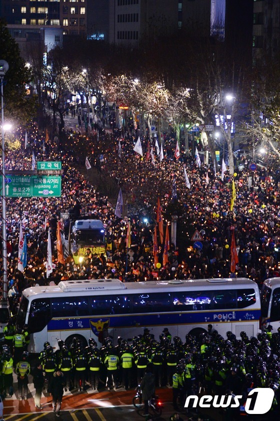 헌재 앞까지 촛불행진