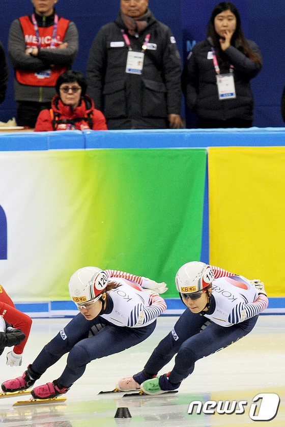 (강릉=뉴스1) 서근영 기자 = 18일 강릉 아이스아레나에서 열린 \'2016/17 KB ISU 쇼트트랙 월드컵 4차 대회\' 여자 1000m 준준결승에서 한국의 김지유(120번) …