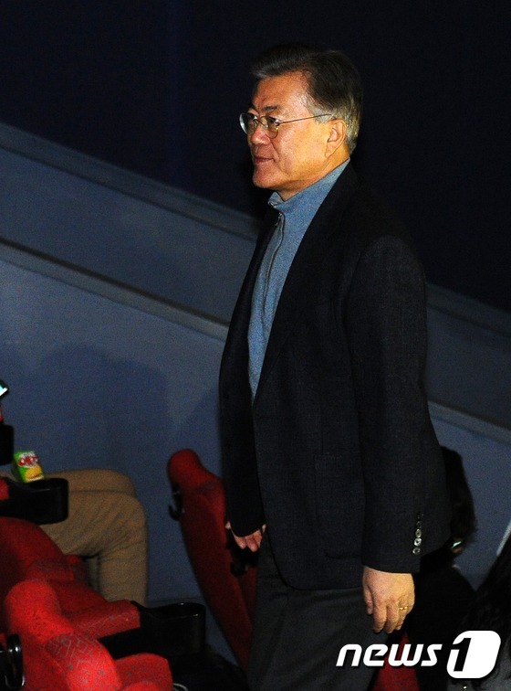 (부산=뉴스1) 여주연 기자 = 문재인 전 더불어민주당 대표가 18일 오후 부산 진구 서면NC백화점 롯데시네마에서 원전을 내용으로 다룬 영화 '판도라'를 관람하기 위해 입장을 하고 …