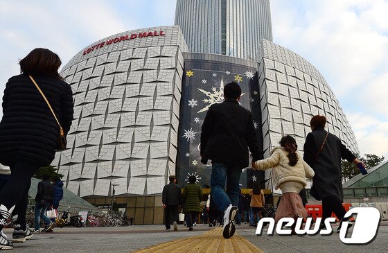 본문 이미지 - 서울 송파구 롯데면세점 월드타워점(잠실점)이 들어설 롯데백화점 월드타워점으로 고객들이 들어서고 있다.  ⓒ News1 박세연 기자