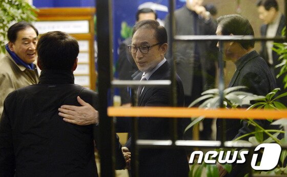 본문 이미지 - 이명박 전 대통령이 지난 2016년 12월18일 오후 서울 강남의 한 식당에서 친이(親이명박)계 출신 전·현직 의원들과 만찬 회동을 갖고 있는 모습. 당시  회동은 트리플 크라운 데이(이 전 대통령 생일, 결혼기념일, 2007년 대선 승리일)일인 12월19일을 하루 앞두고 열렸으며, 이 전 대통령과 참모진들은 매년 모임을 챙겨왔다. 2016.12.18/뉴스1 ⓒ News1 안은나 기자