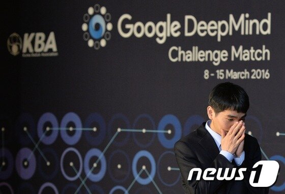 본문 이미지 - 이세돌 9단이 지난3월15일 서울 종로구 포시즌스 호텔에서 열린 '구글 딥마인드 챌린지 매치' 인공지능(AI) 바둑 프로그램 알파고(AlphaGo)와의 5번기 제5국을 마치고 기자회견장을 나서고 있다. 2016.12.20/뉴스1 ⓒ News1 송원영 기자